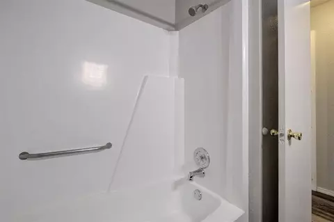 Bath - 3419 E Noble Dr, Edmond, OK 73034 photo 2 of 4