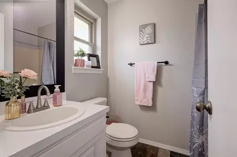 Bath - 3419 E Noble Dr, Edmond, OK 73034 photo 3 of 4