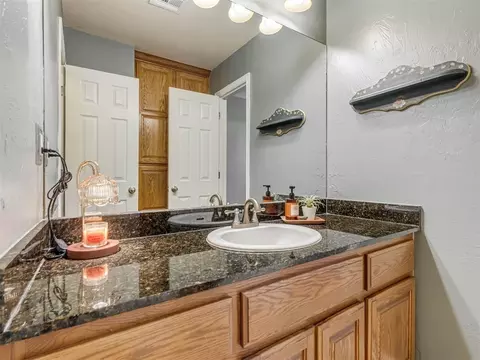 Bath - 4105 Frontier Ln, Tuttle, OK 73089 photo 3 of 4