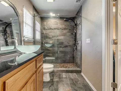 Bath - 4105 Frontier Ln, Tuttle, OK 73089 photo 2 of 4