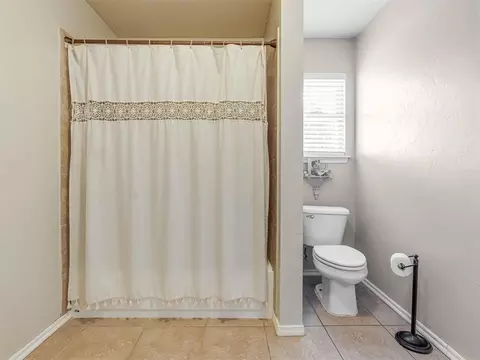 Bath - 4105 Frontier Ln, Tuttle, OK 73089 photo 4 of 4