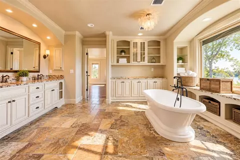Bath - 800 W Cimarron Blvd, Crescent, OK 73028 photo 4 of 6