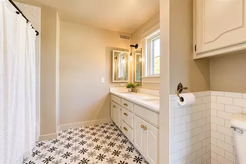 Bath - 800 W Cimarron Blvd, Crescent, OK 73028 photo 5 of 6