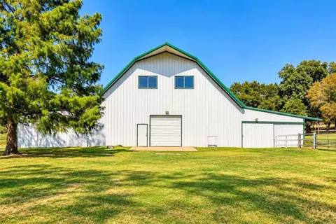 Exterior - 800 W Cimarron Blvd, Crescent, OK 73028 photo 9 of 10