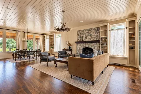 Living - 800 W Cimarron Blvd, Crescent, OK 73028 photo 2 of 7