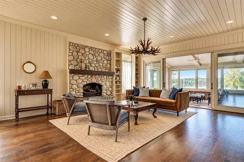 Living - 800 W Cimarron Blvd, Crescent, OK 73028 photo 1 of 7
