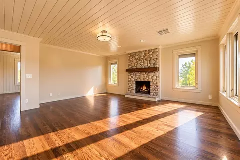 Living - 800 W Cimarron Blvd, Crescent, OK 73028 photo 6 of 7