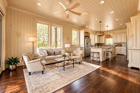 Living - 800 W Cimarron Blvd, Crescent, OK 73028 photo 3 of 7