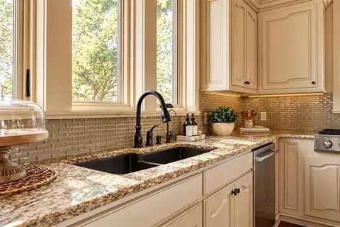 Kitchen - 800 W Cimarron Blvd, Crescent, OK 73028 photo 3 of 4