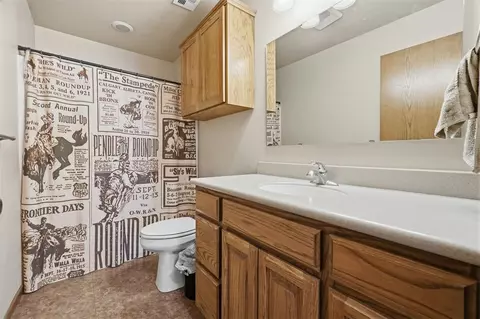 Bath - 9159 N 1750 Rd, Cheyenne, OK 73628 photo 2 of 2
