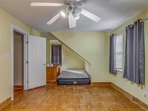 Bedroom - 23065 E 1090 Rd, Clinton, OK 73601 photo 5 of 8