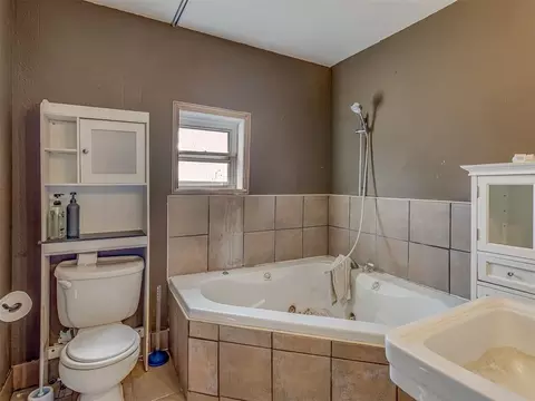 Bath - 23065 E 1090 Rd, Clinton, OK 73601 photo 1 of 2