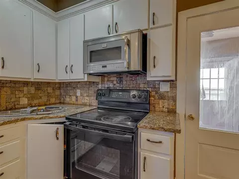 Kitchen - 23065 E 1090 Rd, Clinton, OK 73601 photo 4 of 6