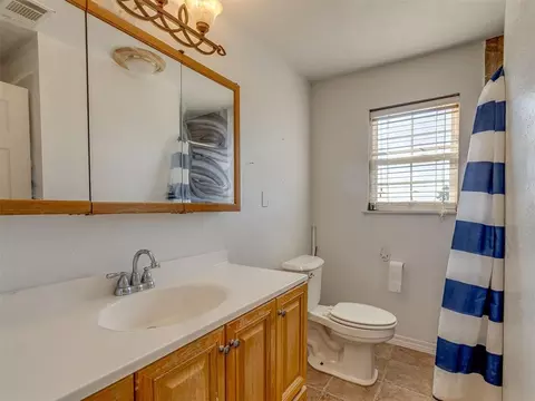 Bath - 23065 E 1090 Rd, Clinton, OK 73601 photo 2 of 2