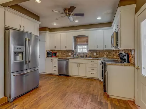 Kitchen - 23065 E 1090 Rd, Clinton, OK 73601 photo 6 of 6