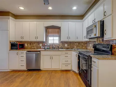 Kitchen - 23065 E 1090 Rd, Clinton, OK 73601 photo 1 of 6
