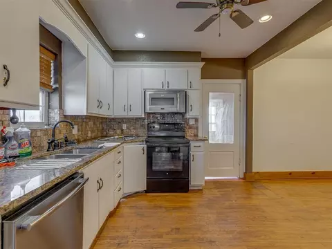Kitchen - 23065 E 1090 Rd, Clinton, OK 73601 photo 3 of 6