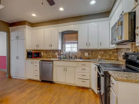 Kitchen - 23065 E 1090 Rd, Clinton, OK 73601 photo 2 of 6