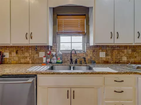 Kitchen - 23065 E 1090 Rd, Clinton, OK 73601 photo 5 of 6