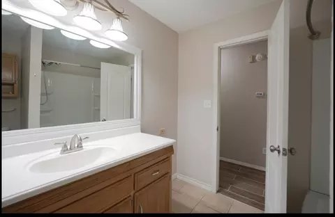 Bath - 3601 W Prairie Dr, Altus, OK 73521 photo 3 of 8