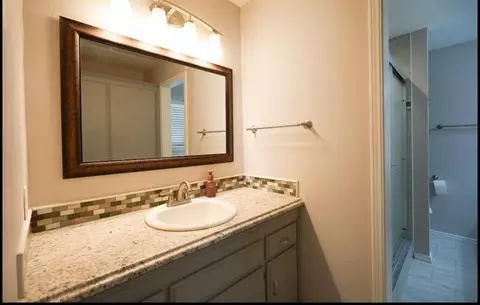 Bath - 3601 W Prairie Dr, Altus, OK 73521 photo 5 of 8
