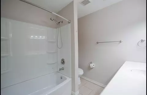 Bath - 3601 W Prairie Dr, Altus, OK 73521 photo 2 of 8