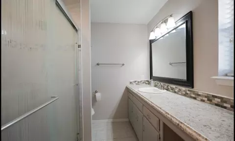 Bath - 3601 W Prairie Dr, Altus, OK 73521 photo 6 of 8