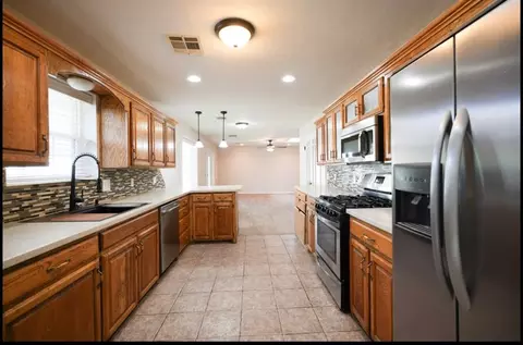 Kitchen - 3601 W Prairie Dr, Altus, OK 73521 photo 3 of 4