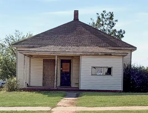 409 N 6th St, Sayre, OK 73662