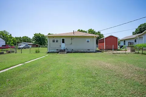 Exterior - 211 E 2nd St, Stroud, OK 74079 photo 5 of 6
