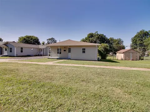 Exterior - 211 E 2nd St, Stroud, OK 74079 photo 2 of 7