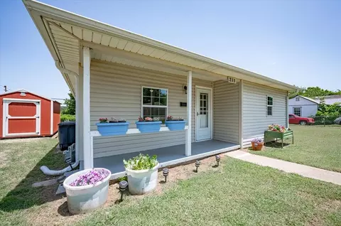Exterior - 211 E 2nd St, Stroud, OK 74079 photo 2 of 6