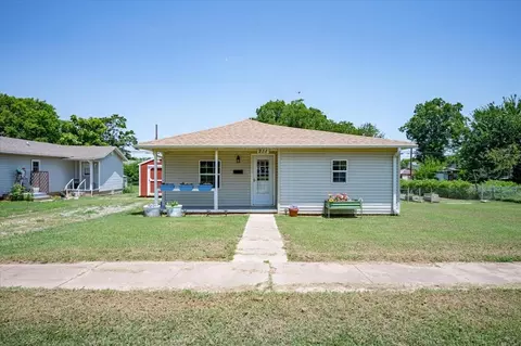 Exterior - 211 E 2nd St, Stroud, OK 74079 photo 1 of 6
