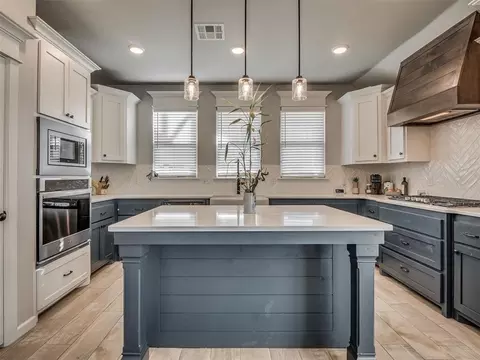 Kitchen - 2205 Northfork Dr, Moore, OK 73160 photo 2 of 5