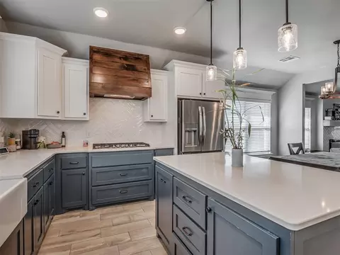 Kitchen - 2205 Northfork Dr, Moore, OK 73160 photo 4 of 5