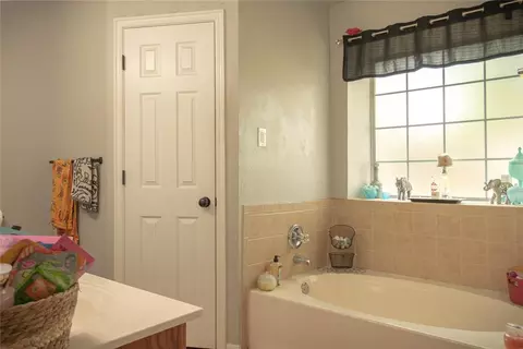 Bath - 1117 Bald Eagle Ct, Norman, OK 73072 photo 1 of 4