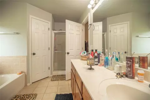 Bath - 1117 Bald Eagle Ct, Norman, OK 73072 photo 2 of 4
