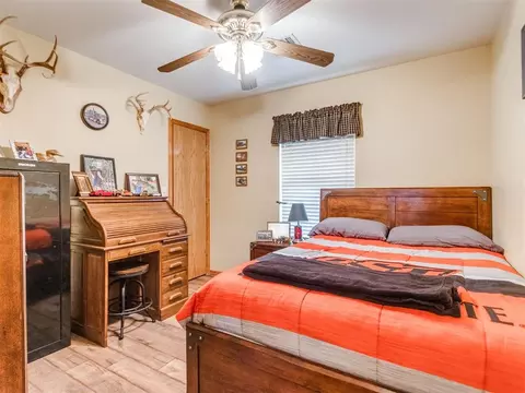 Bedroom - 117 Zelda Ln, Mcloud, OK 74851 photo 6 of 9