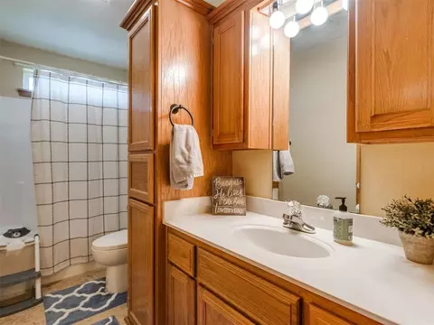 Bath - 117 Zelda Ln, Mcloud, OK 74851 photo 5 of 7