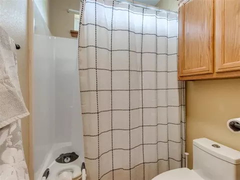 Bath - 117 Zelda Ln, Mcloud, OK 74851 photo 6 of 7