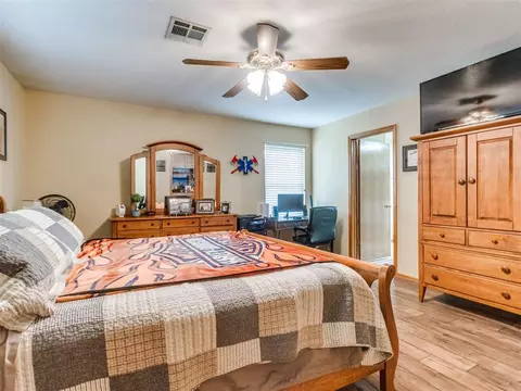 Bedroom - 117 Zelda Ln, Mcloud, OK 74851 photo 2 of 9