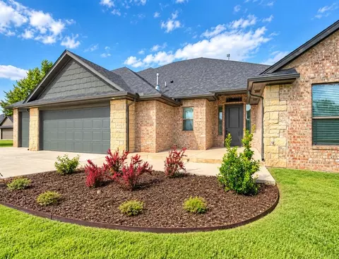 9070 Oak Tree Cir, Edmond, OK 73025