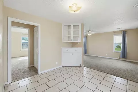 Living - 1021 E Walnut St, Altus, OK 73521 photo 4 of 6