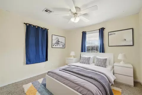 Bedroom - 1021 E Walnut St, Altus, OK 73521 photo 2 of 3