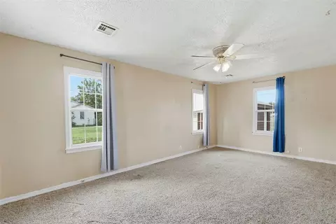 Living - 1021 E Walnut St, Altus, OK 73521 photo 6 of 6