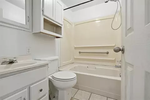 Bath - 1021 E Walnut St, Altus, OK 73521 photo 1 of 1