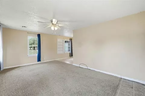 Living - 1021 E Walnut St, Altus, OK 73521 photo 2 of 6