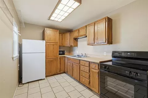 Kitchen - 1021 E Walnut St, Altus, OK 73521 photo 2 of 3