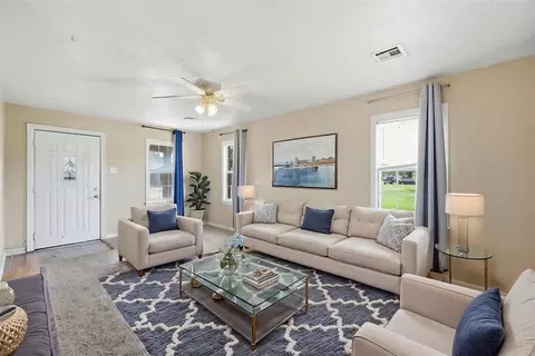 Living - 1021 E Walnut St, Altus, OK 73521 photo 1 of 6
