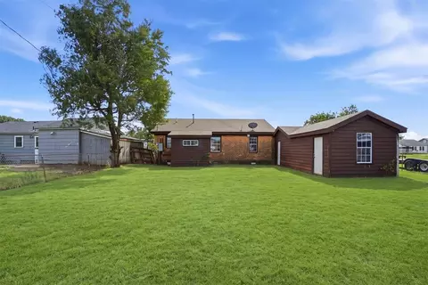 Exterior - 1021 E Walnut St, Altus, OK 73521 photo 4 of 7